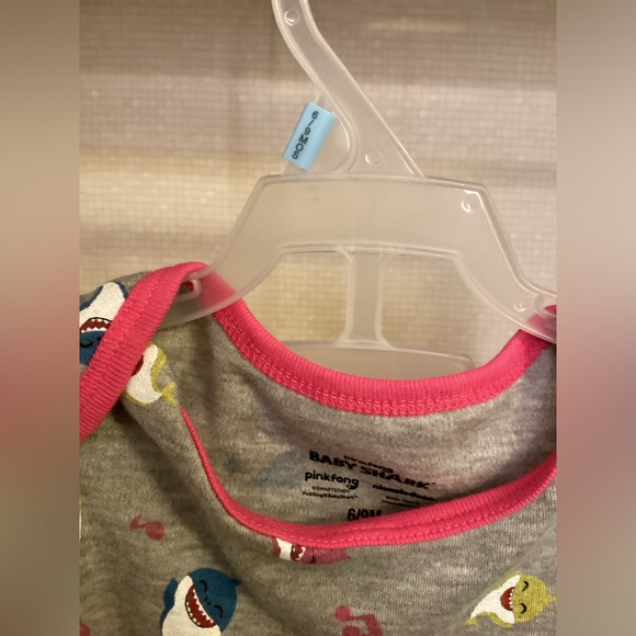 New Baby Shark Onesie Girls 6 to 9 Months 2 Pieces Pink Grey Bodysuit - Picture 2 of 12